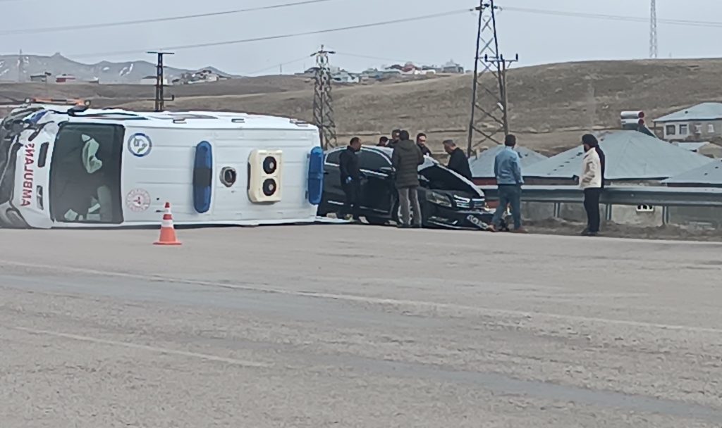 Ambulansla otomobil çarpıştı: 5 yaralı