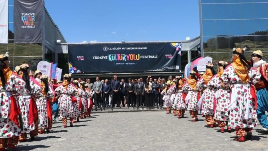 Vanlı isimden “Kültür Festivali” eleştirisi