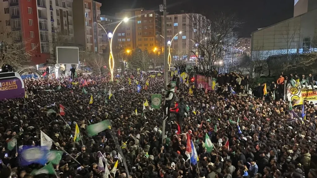 Van’da protesto ve gösteriler yerini sevince bıraktı