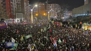 Van’da protesto ve gösteriler yerini sevince bıraktı