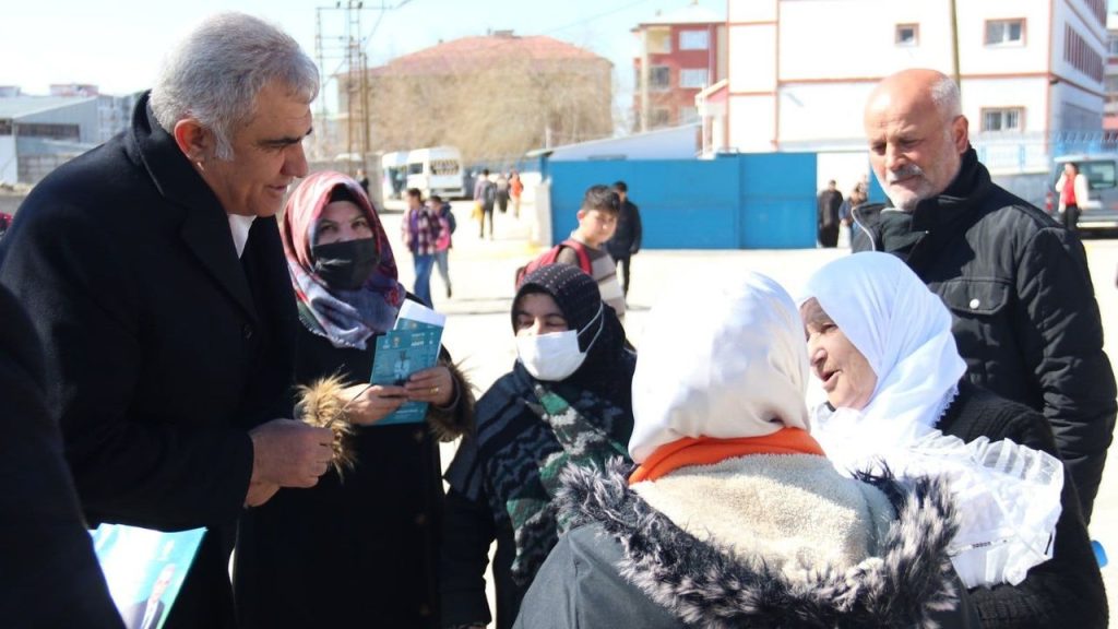 Başkan Adayı Oflas, çocukları sevindirdi