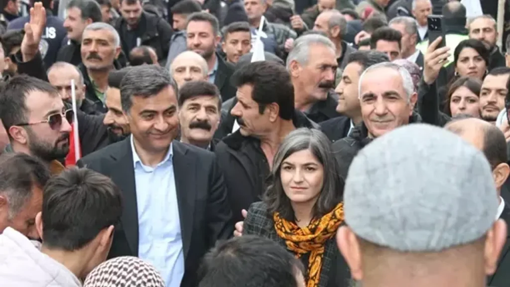 DEM Parti Van’daki seçim ofisini açtı