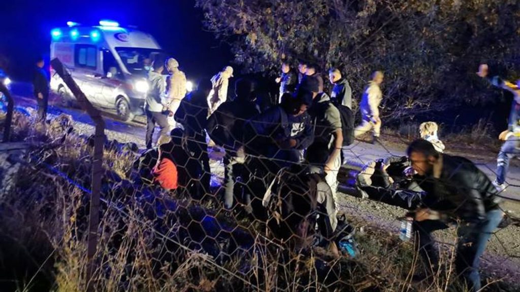 Van’da minibüs şarampole devrildi: 20 yaralı