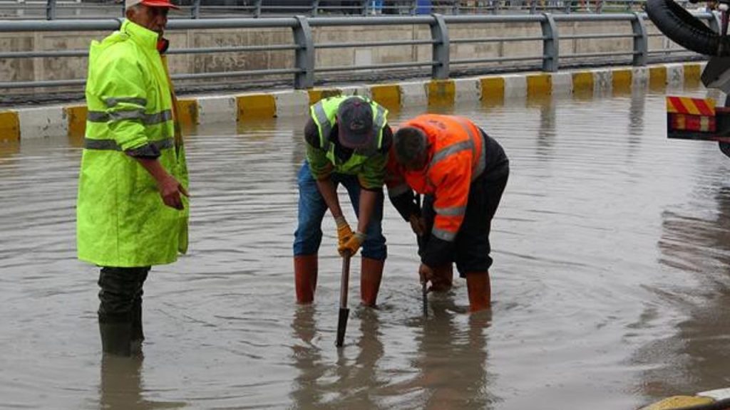 Van’da yağmur sonrası ev ve iş yerlerini su bastı