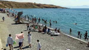 Mavi Bayraklı Halk Plajı sezonu bayram tatilinde açtı