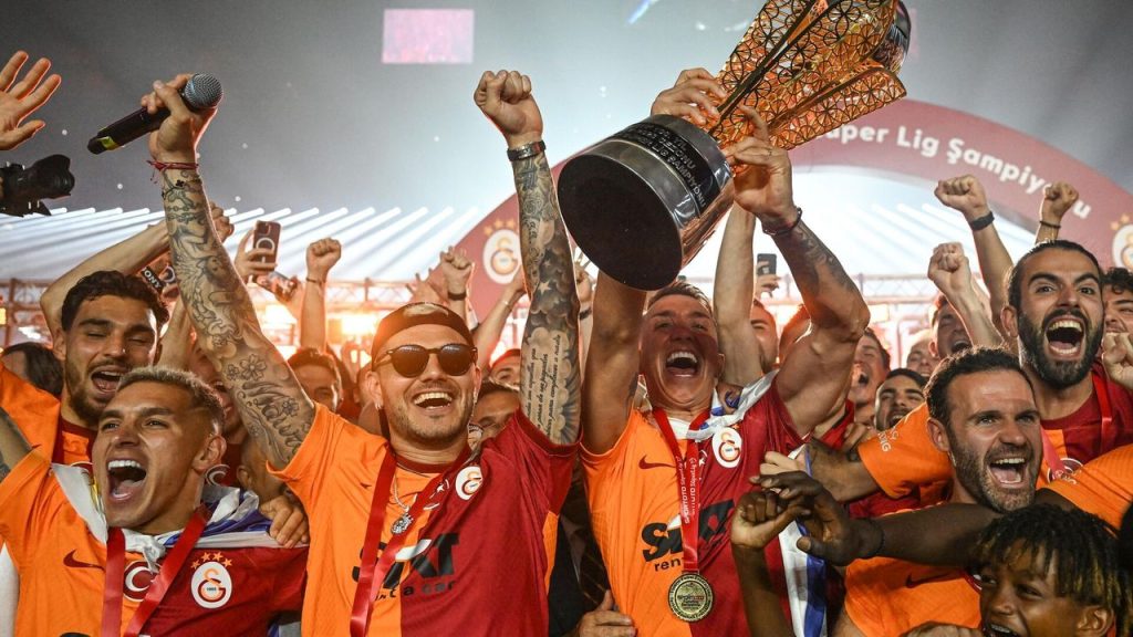 Şampiyon Galatasaray kupasına kavuştu