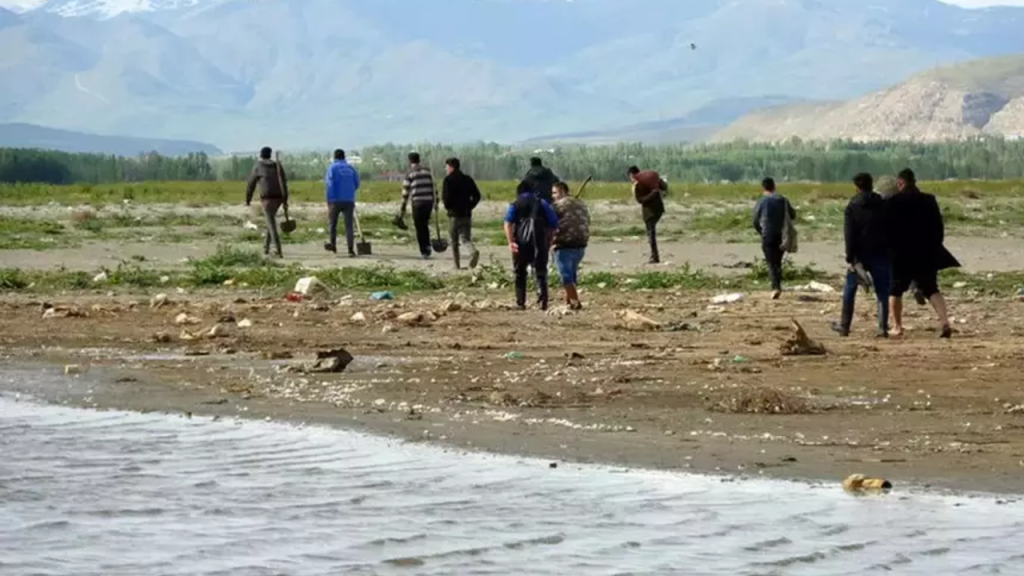 Mahalle halkı seferber oldu! Kürekleri kapan oraya koştu