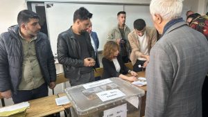 Vanlılar sandığa akın etti! Siyasiler sandık başında