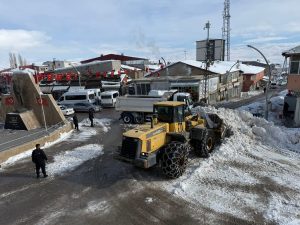 Van Başkale’de karla mücadele çalışması