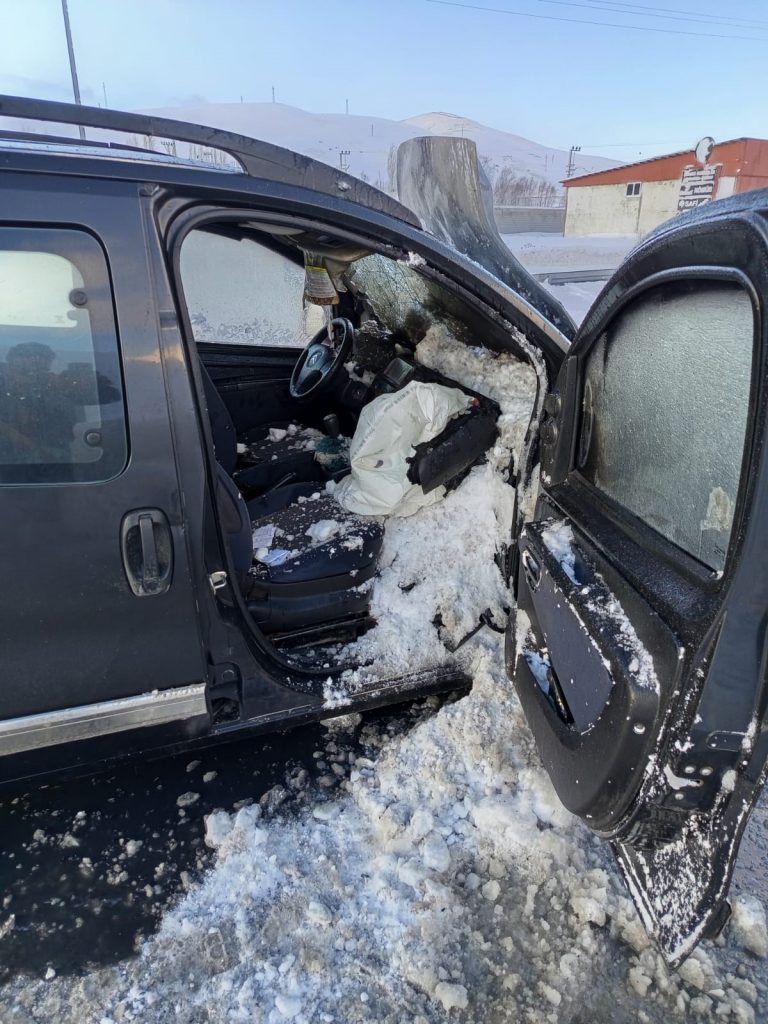 Van’da seyir halindeki kamyonet yandı